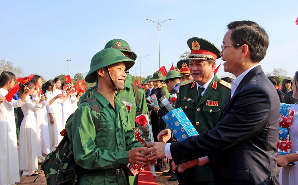 Provinzparteisekretär Nguyen Dinh Trung nimmt an der Militäreinberufungszeremonie im Bezirk Krong Pac teil.