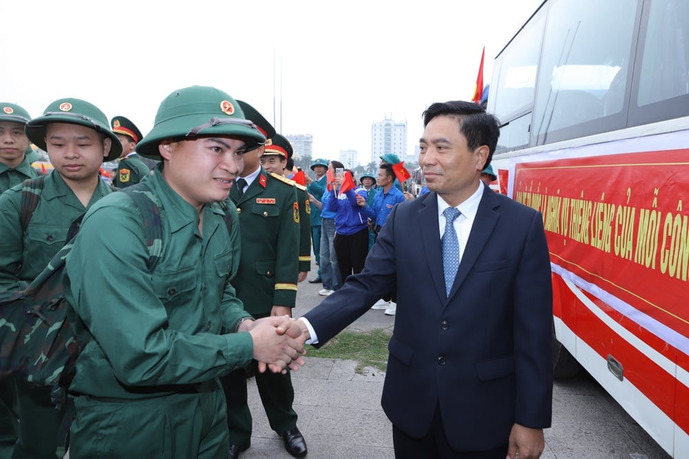 Provincial Party Secretary Nguyen Doan Anh attended the military enlistment ceremony in Thanh Hoa City.