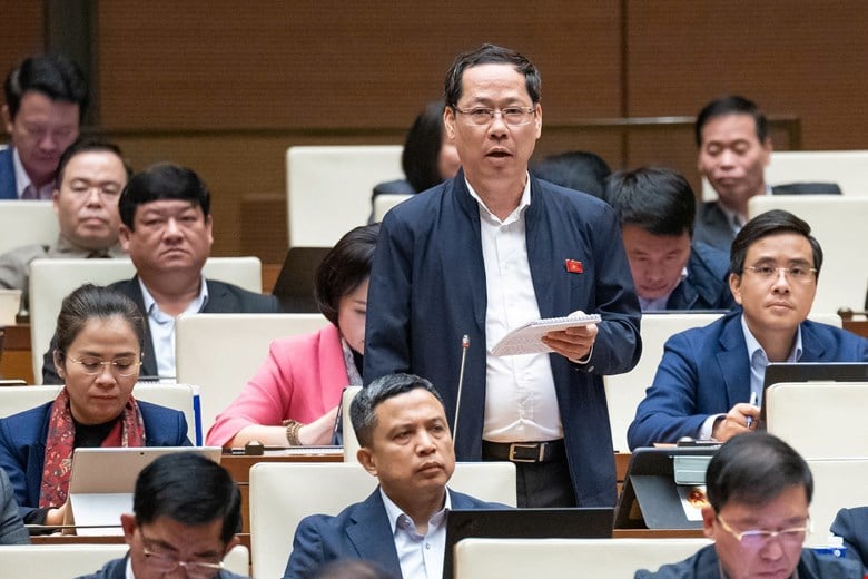 El delegado de la Asamblea Nacional, Tran Nhat Minh (delegación de la Asamblea Nacional de la provincia de Nghe An), propuso que es necesario estipular que esta Resolución entre en vigor inmediatamente después de que la Asamblea Nacional la apruebe. Foto: Quochoi.vn