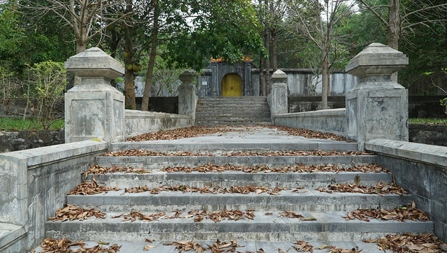 길을 열어 관광객을 응우옌 군주 무덤으로 안내합니다