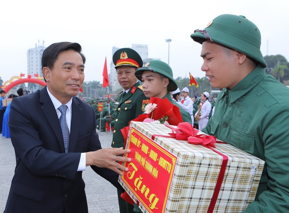 Provincial Party Secretary Nguyen Doan Anh attended the military enlistment ceremony in Thanh Hoa City.