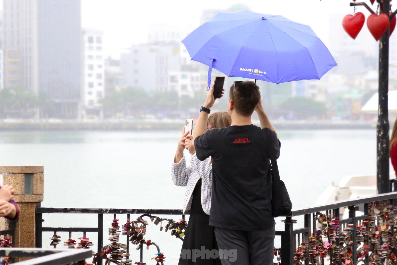 Love locks on a special bridge in Da Nang on Valentine's Day photo 13