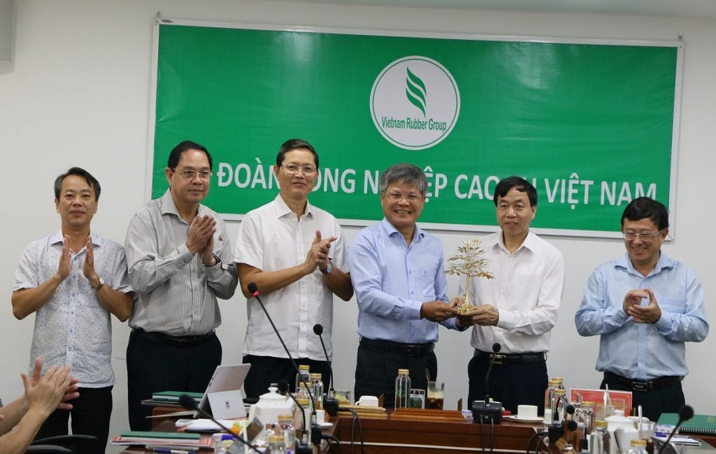 VRG supports Lai Chau province with 500 million VND to implement the program "Eliminate temporary and dilapidated houses"