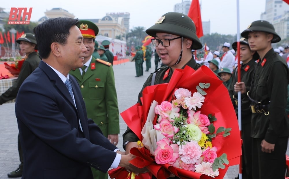 Provincial Party Secretary Nguyen Doan Anh attended the military enlistment ceremony in Thanh Hoa City.