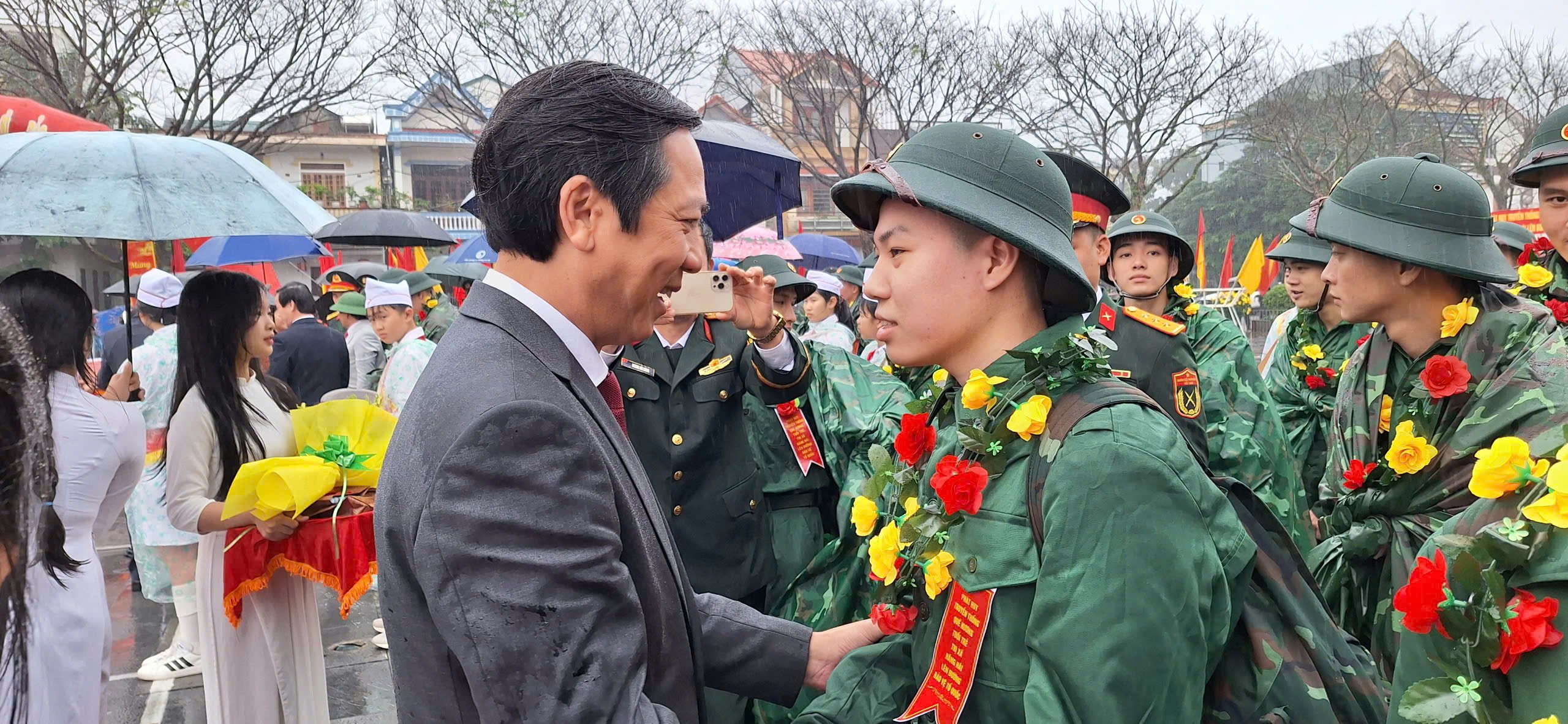 43 citizens of Quang Tri town leave for military service