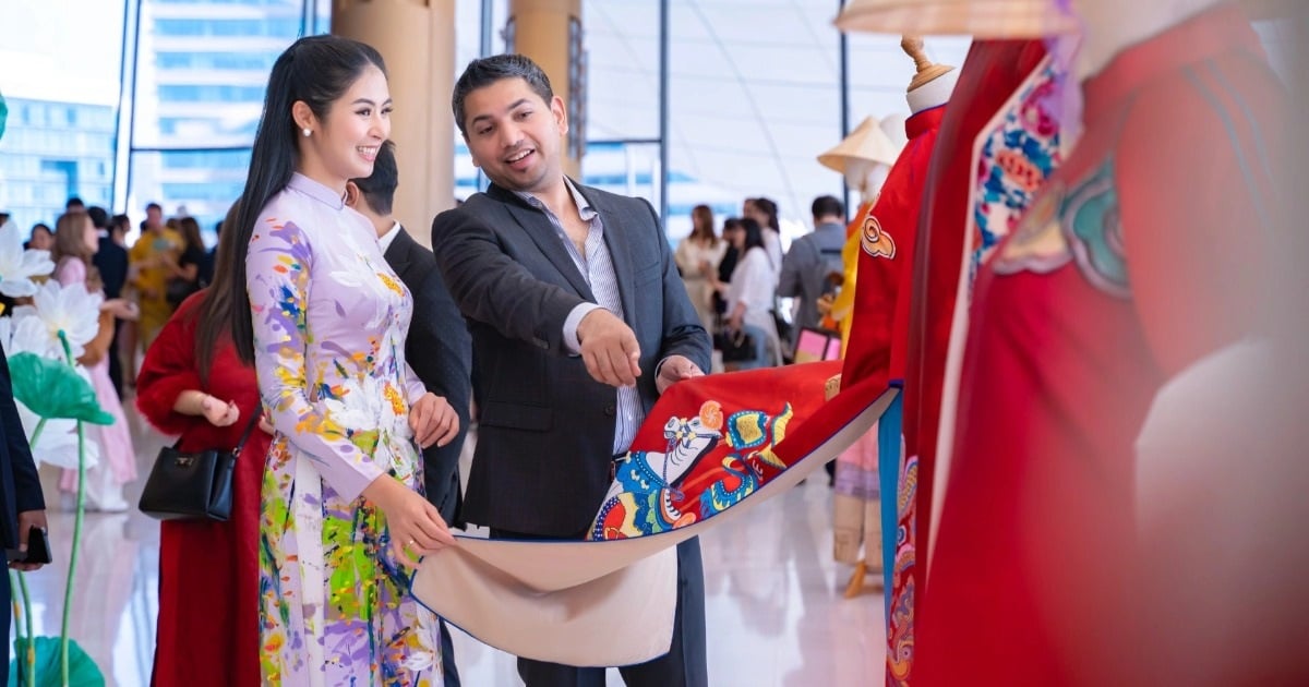 Ngoc Han is praised by international friends for her Ao Dai exhibition in Dubai.