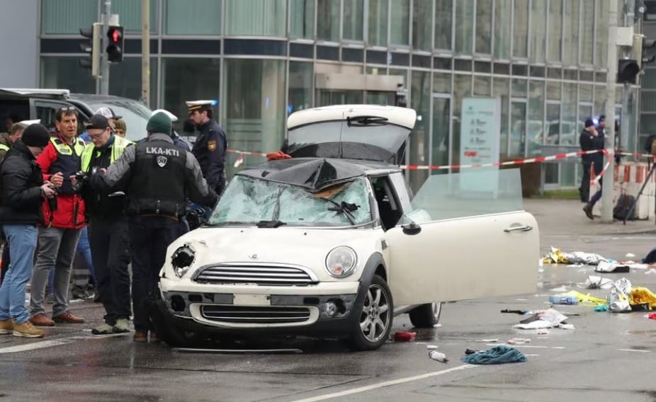 Ministerpräsident droht nach Autounfall in München mit Abschiebung von Einwanderern Foto 1