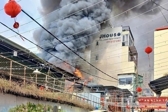 Large fire destroys 7 houses in the center of Ho Chi Minh City on the afternoon of the 29th of Tet