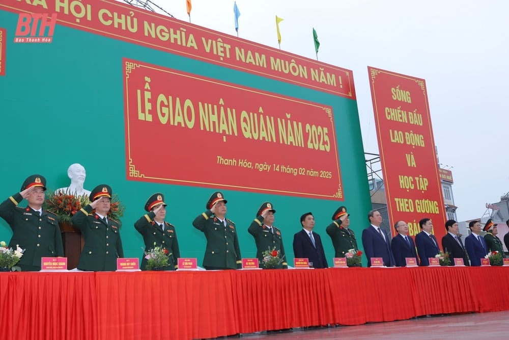 Provincial Party Secretary Nguyen Doan Anh attended the military enlistment ceremony in Thanh Hoa City.