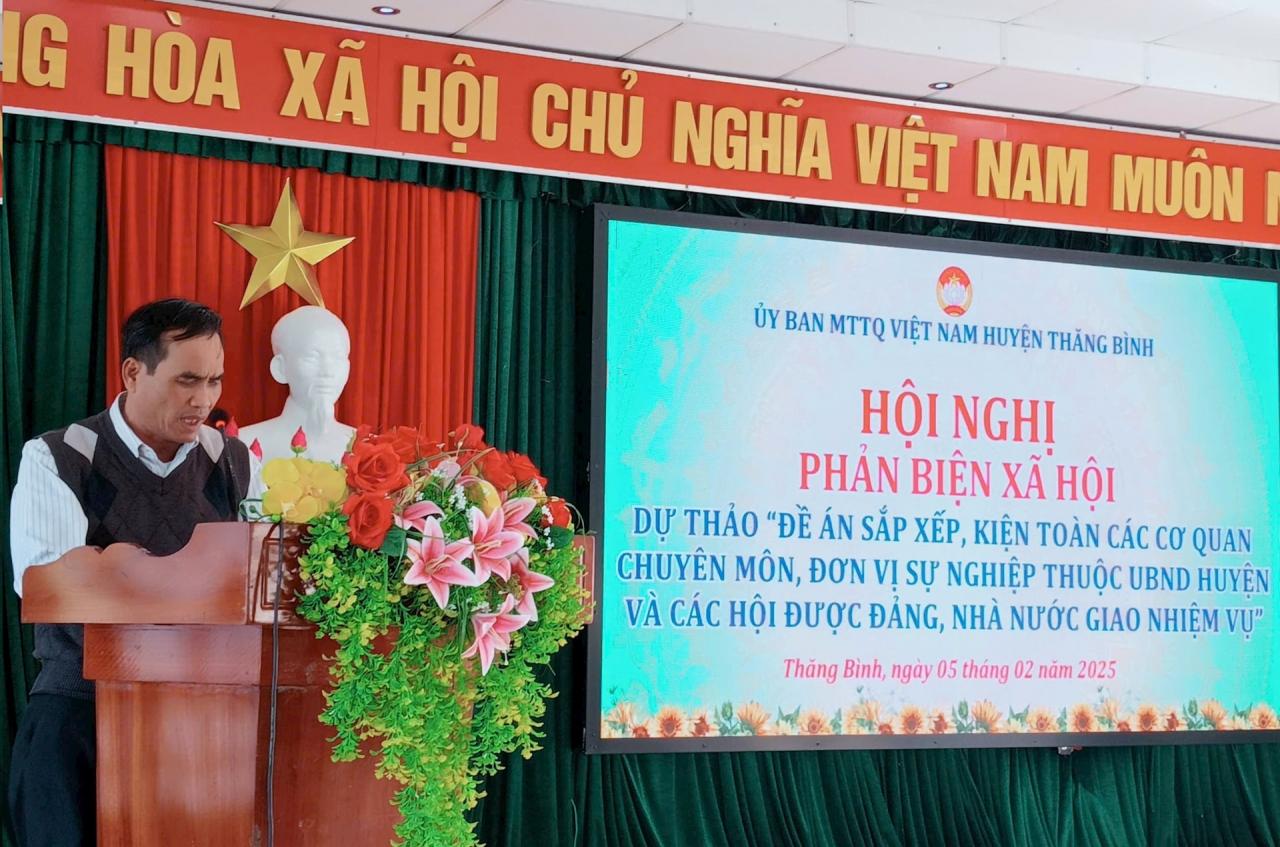 Mr. Nguyen Dinh Hong - Head of the Department of Internal Affairs of Thang Binh district, representative of the drafting unit, presented the draft project. Photo: M.T