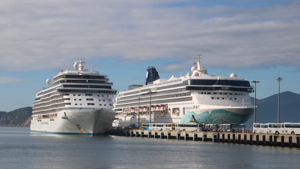 Deux navires de croisière ont accosté au port international de Cam Ranh.