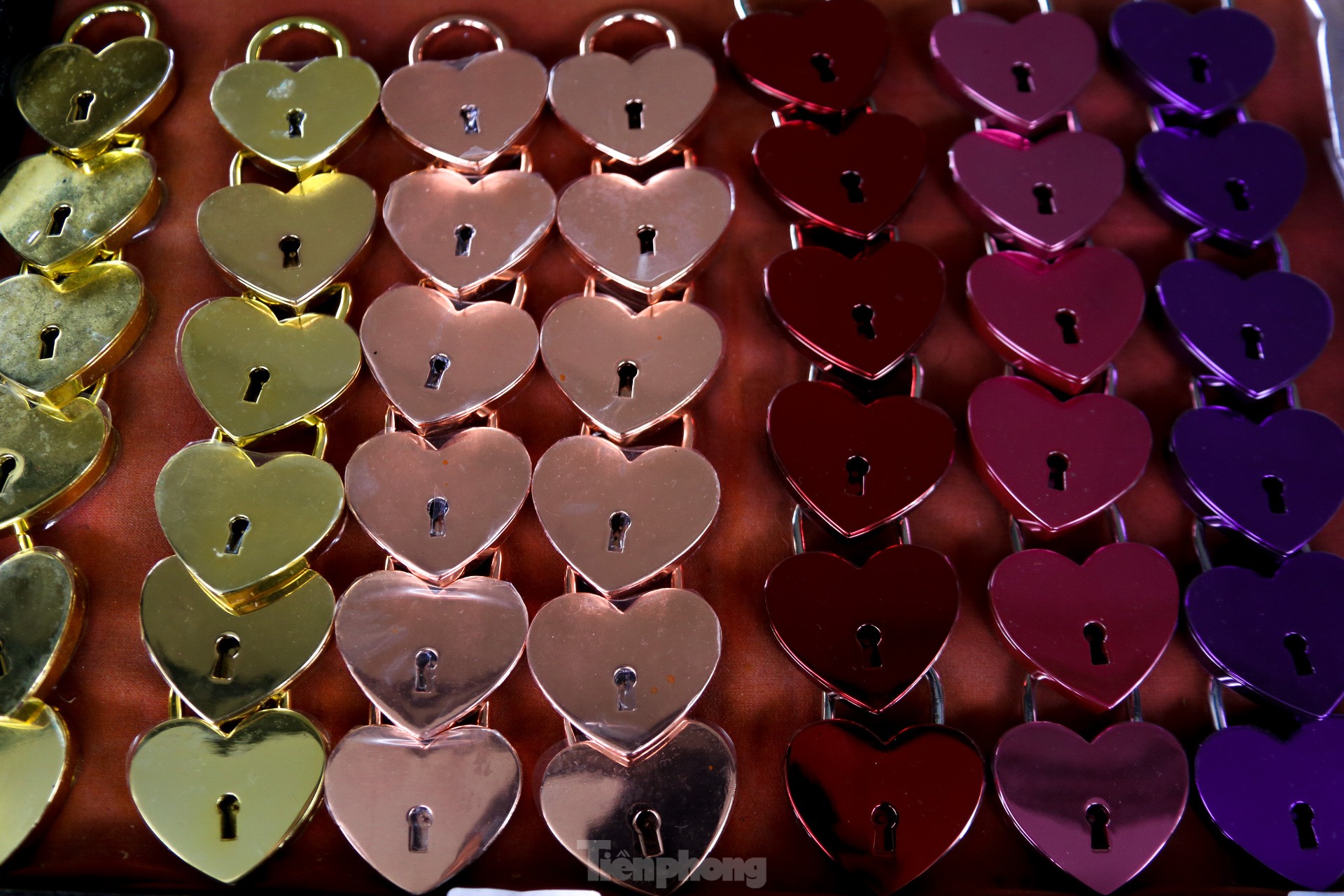 Love locks on a special bridge in Da Nang on Valentine's Day photo 11