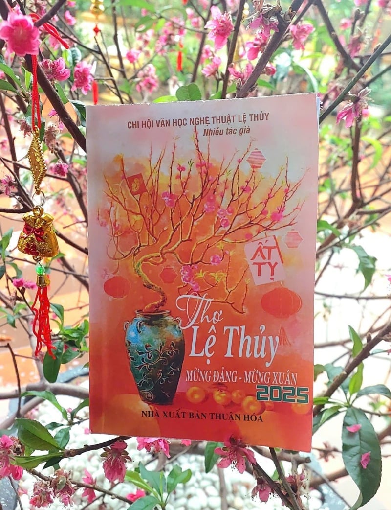 Le Thuy Poetry Collection celebrates the Party and celebrates spring.