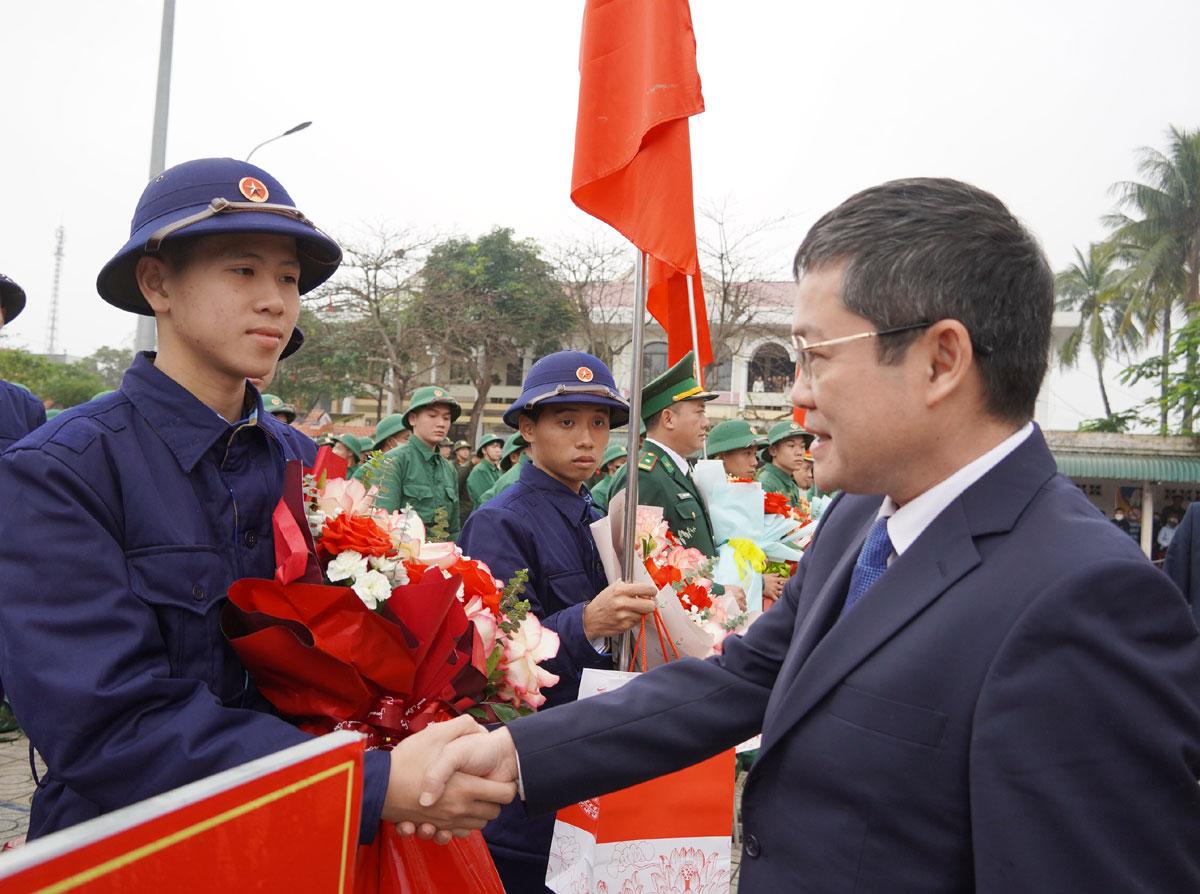 The 2025 military enlistment ceremony in Bo Trach district took place solemnly and thoughtfully.