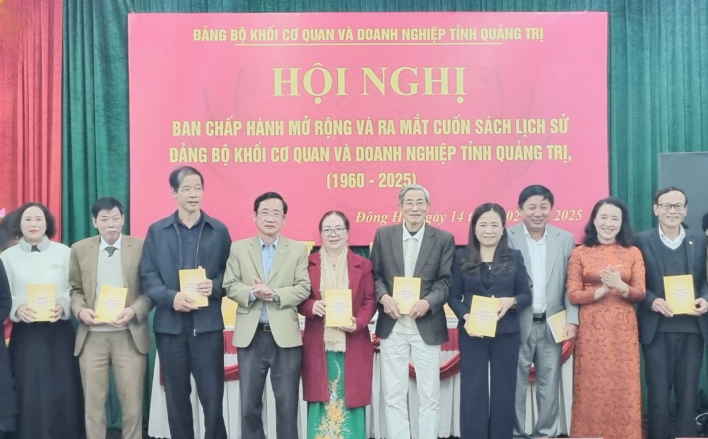 Lancement du livre « Histoire du Comité du Parti du Bloc des Agences et Entreprises de la province de Quang Tri, période 1960-2025 »