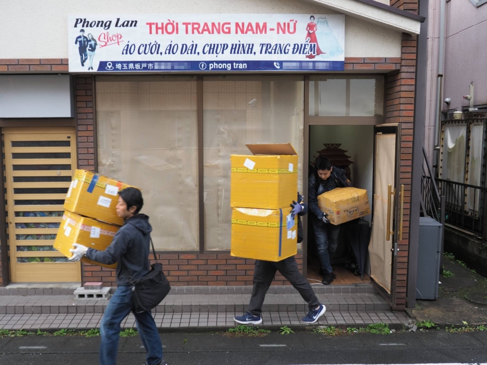 Die Polizei beschlagnahmte Beweise, nachdem sie am 27. November 2024 den Sammelpunkt für gestohlene Waren einer Gruppe Vietnamesen in Sakado durchsucht hatte. Foto: Japan Times