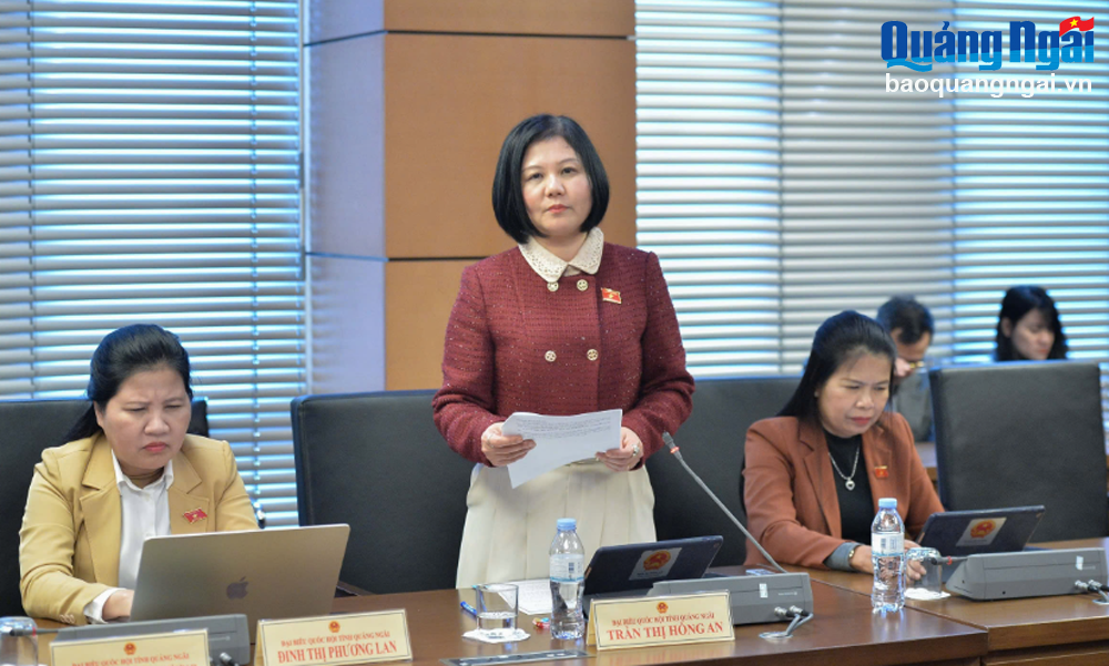 Delegierte Tran Thi Hong An äußerte sich bei der Diskussion. Foto: V.TAN