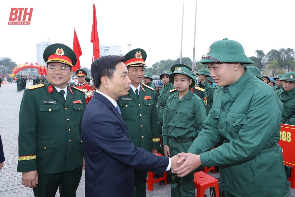 Provincial Party Secretary Nguyen Doan Anh attended the military enlistment ceremony in Thanh Hoa City.