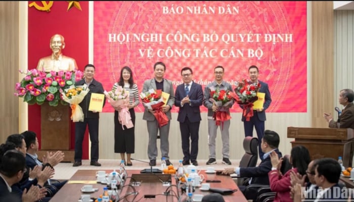 Báo Nhân dân công bố quyết định về công tác cán bộ đối với trưởng, phó các ban, đơn vị