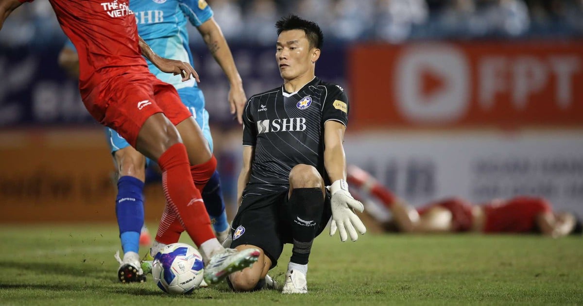 Goalkeeper Bui Tien Dung played well, head coach got red card