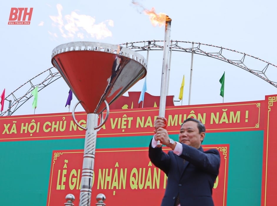 Provincial Party Secretary Nguyen Doan Anh attended the military enlistment ceremony in Thanh Hoa City.