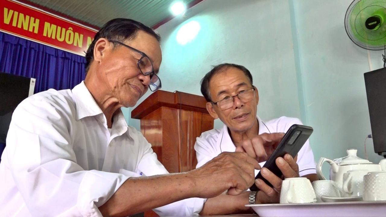 People in Tam Loc commune are very interested in and following the news and information of the congress. In the photo: People in Dai Dong village use smartphones to read information disseminated by the government about the congress through the Zalo platform. Photo: HOANG DAO