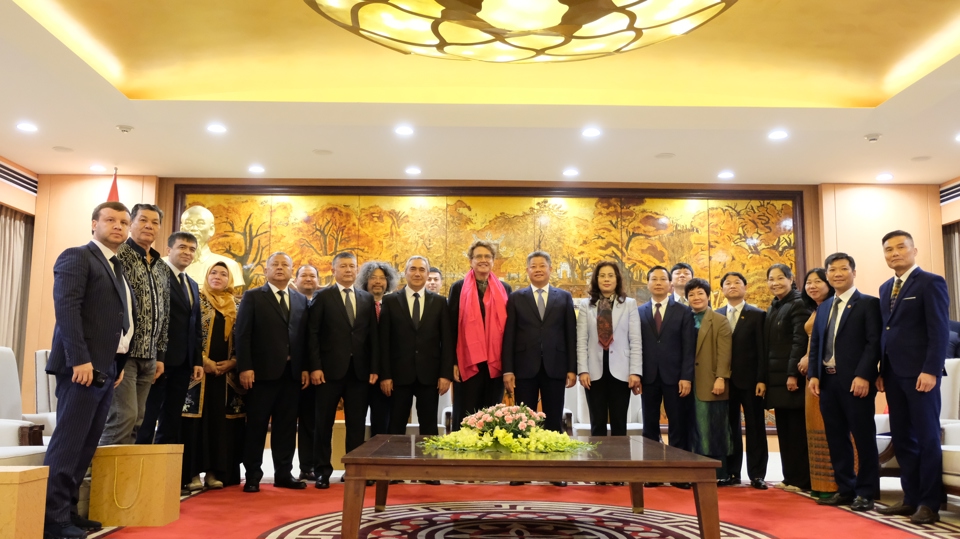 Vertreter der Stadtverwaltung von Hanoi und ihrer Abteilungen machten ein Erinnerungsfoto mit der Delegation des World Craft Council.