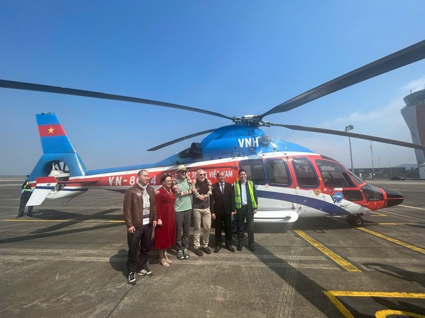 Two world millionaires take helicopter to explore Ha Long Bay