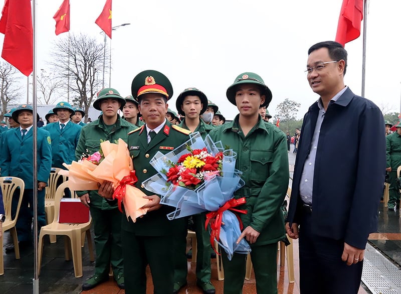 Provincial Party Secretary Le Ngoc Quang and Dong Hoi City leaders visited and encouraged the two brothers Bui Viet Huy and Bui Viet Hoang before their departure.