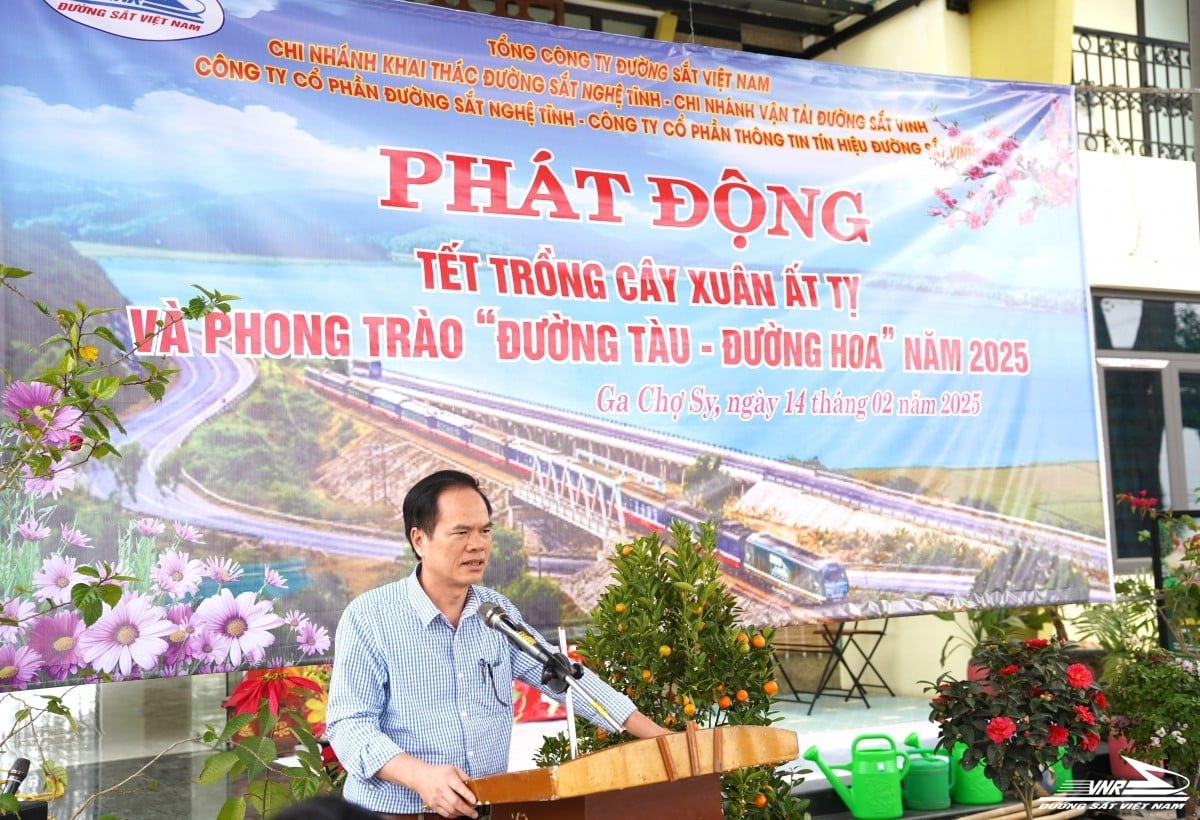 Vinh Regional Railway Cluster launches Tree Planting Festival and "Train Road - Flower Road" movement