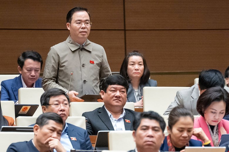 El delegado de la Asamblea Nacional, Tran Van Khai (delegación de la Asamblea Nacional de la provincia de Ha Nam), discutió el asunto. Foto: Quochoi.vn