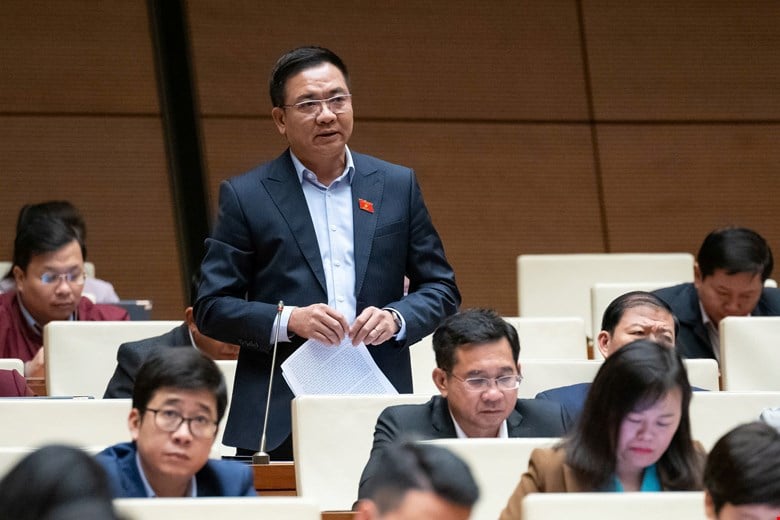 El delegado de la Asamblea Nacional, Nguyen Minh Duc (delegación de la Asamblea Nacional de Ciudad Ho Chi Minh), dijo que el proceso de organizar las unidades administrativas a nivel de distrito y comuna ha mostrado muchas dificultades a nivel local. Foto: Quochoi.vn