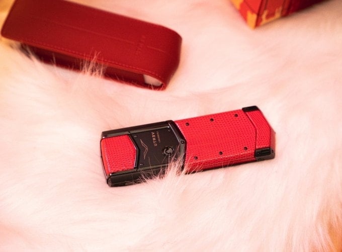 Vertu Signature V Pure Black Lizard Red の携帯電話は、ファッションと美的感覚に高い要求を持つ人々への贈り物に最適です。写真: Vertu Vietnam