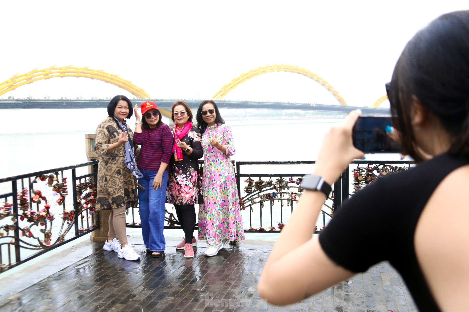 Love locks on a special bridge in Da Nang on Valentine's Day photo 17