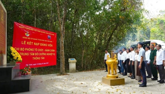 ទីភ្នាក់ងារសារព័ត៌មានវៀតណាម ចូលរួមគោរពវិញ្ញាណក្ខន្ធដល់យុទ្ធជនពលី