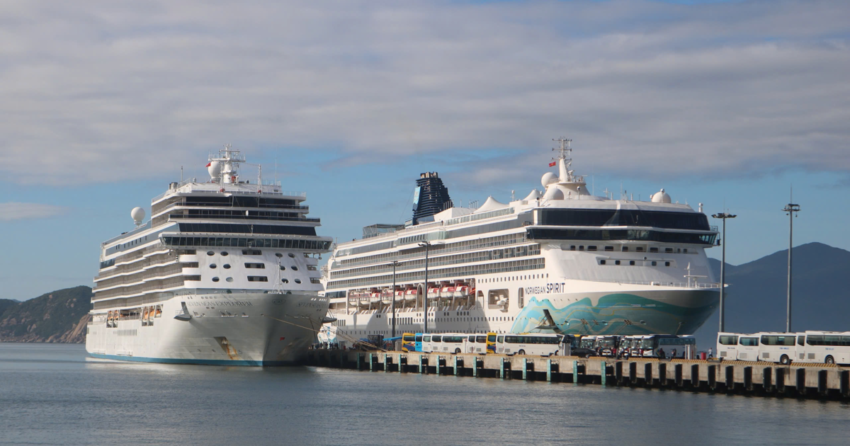 Deux navires de croisière géants accostent au port international de Cam Ranh