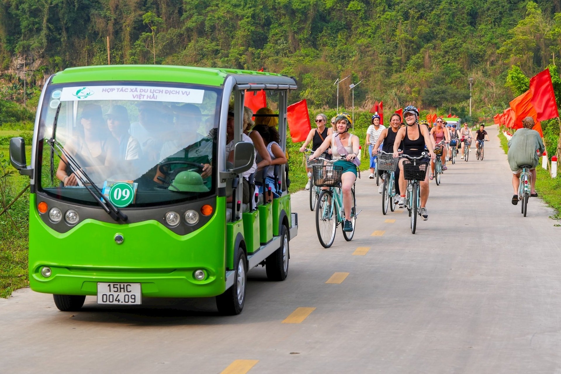 Du khách nước ngoài thích thú với mô hình đạp xe tham quan tại làng chài Việt Hải, huyện Cát Hải, TP Hải Phòng.