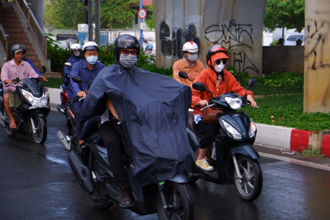 Ho Chi Minh City cloudy, unseasonal rain on Valentine's Day February 14 photo 1