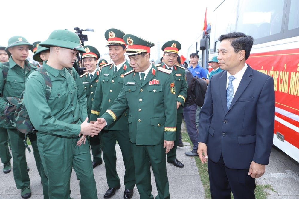 Provincial Party Secretary Nguyen Doan Anh attended the military enlistment ceremony in Thanh Hoa City.