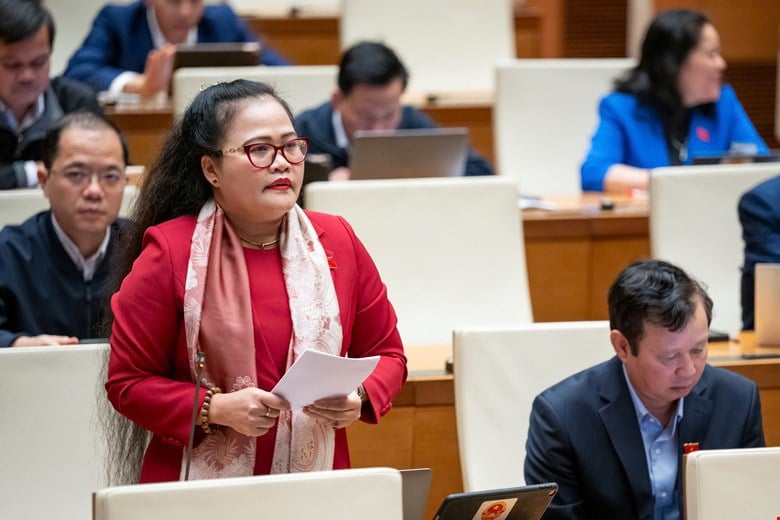 National Assembly Delegate Nguyen Thi Suu (National Assembly Delegation of Thua Thien Hue Province) discusses. Photo: Quochoi.vn