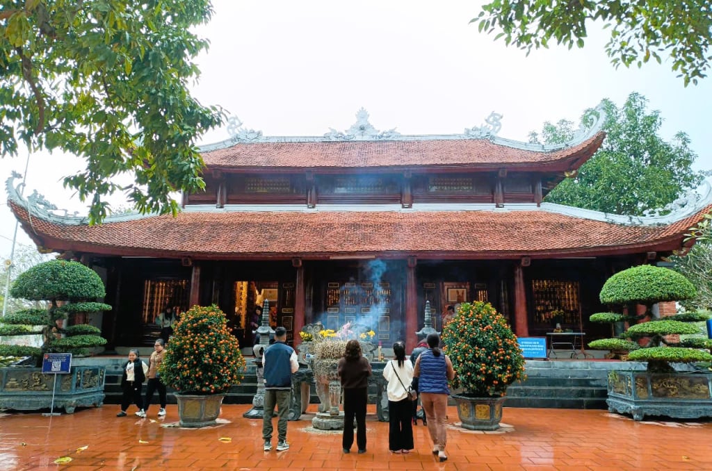 People offer incense at Xa Tac Temple in early spring (Photo: Thu Hang, Mong Cai Cultural-Media Center)