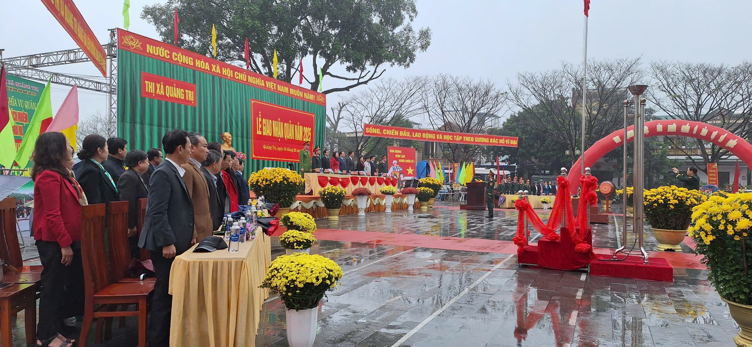 43 ciudadanos de la ciudad de Quang Tri parten para el servicio militar