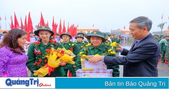 Der ständige stellvertretende Sekretär des Provinzparteikomitees und Vorsitzende des Provinzvolksrats, Nguyen Dang Quang, nahm an der Zeremonie der militärischen Übergabe im Bezirk Vinh Linh teil.