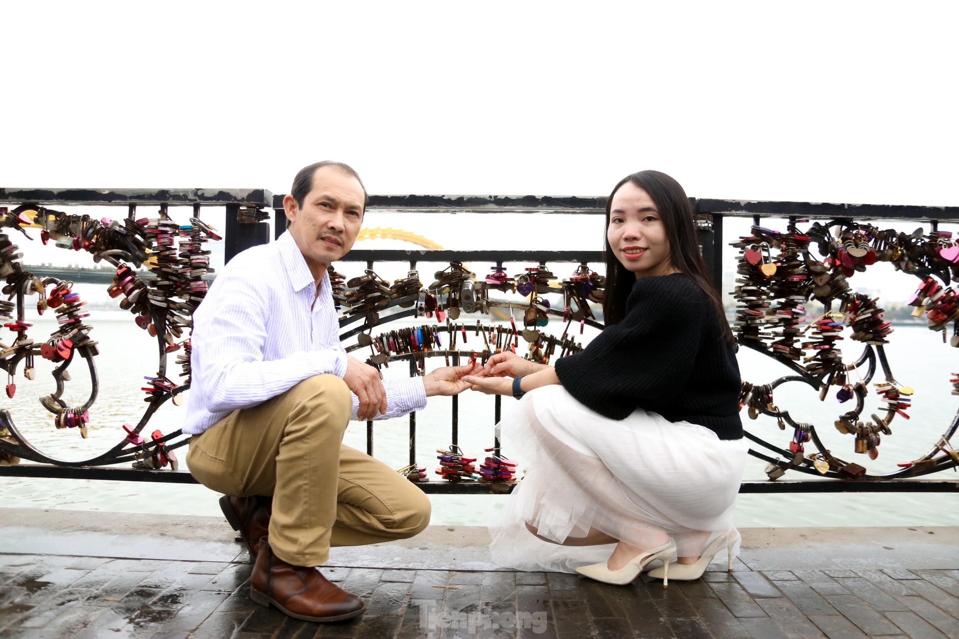 Love locks on a special bridge in Da Nang on Valentine's Day photo 18