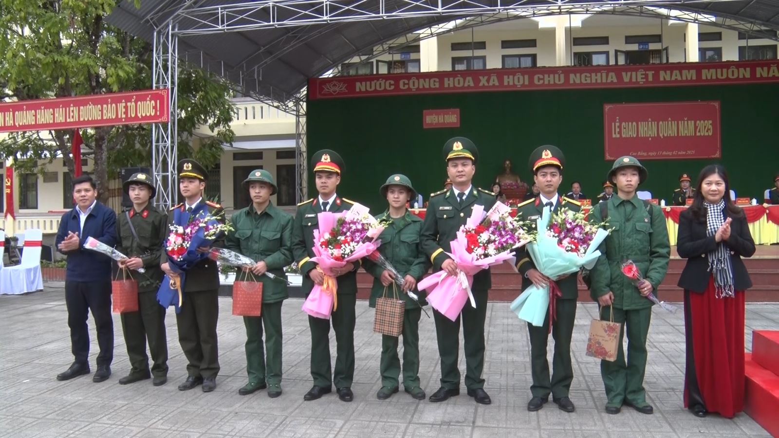 Der stellvertretende Vorsitzende des Volksrats der Provinz, Nong Thanh Tung, nahm an der Militäreinberufungszeremonie im Bezirk Ha Quang teil.