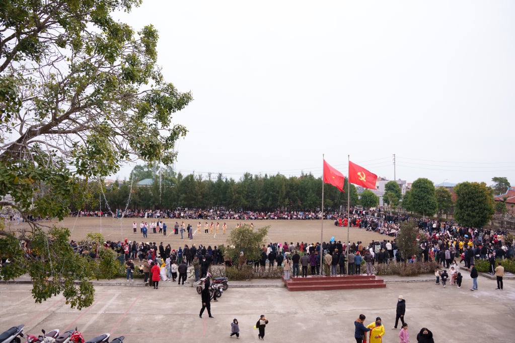 Folk games at Van Ninh Communal House Festival 2025 attract a large number of people and tourists