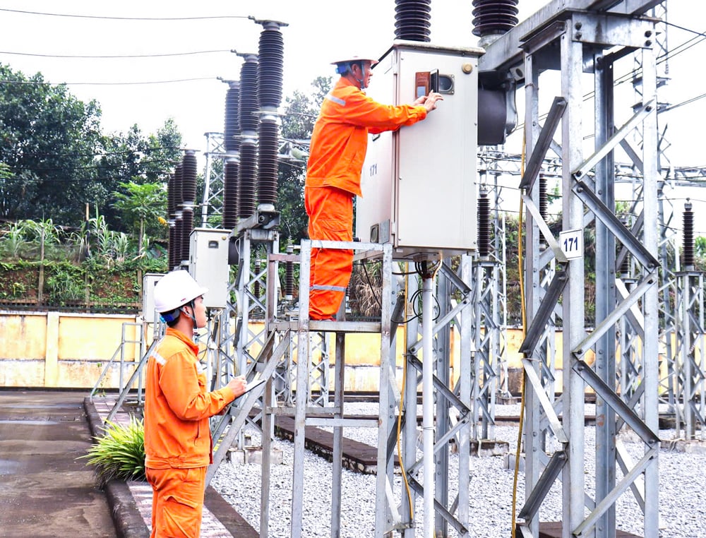 Los trabajadores de PC Yen Bai revisan y mantienen las estaciones transformadoras para garantizar un suministro de energía seguro y estable.