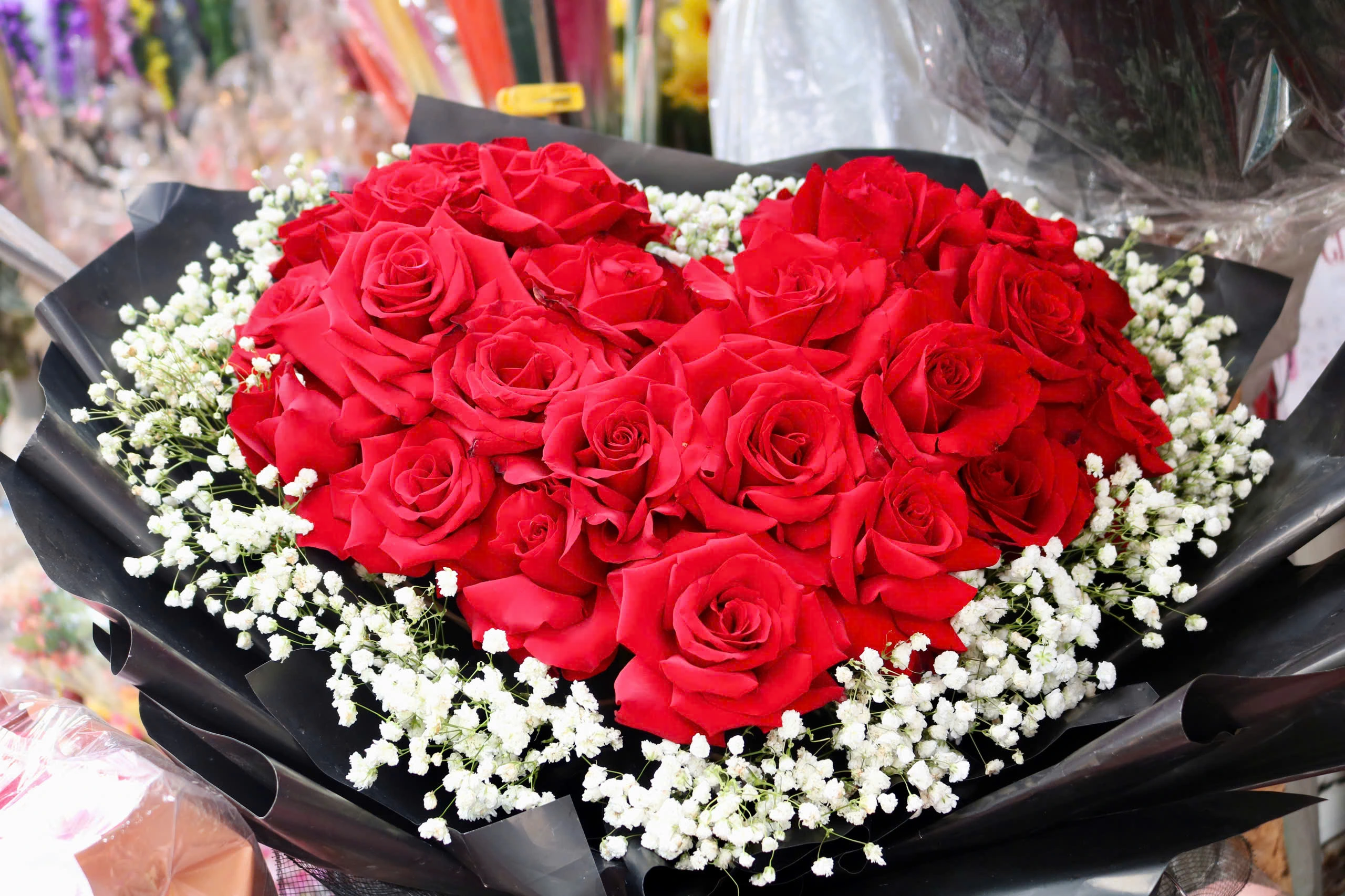 Saint Valentin : les roses sont en vente, les vendeurs attendent les clients