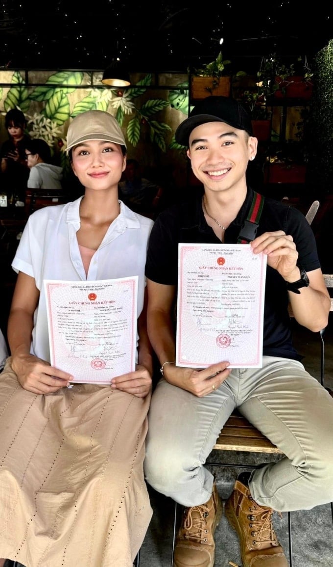 HHen Nie and Tuan Khoi on their official wedding day. Photo: Character provided