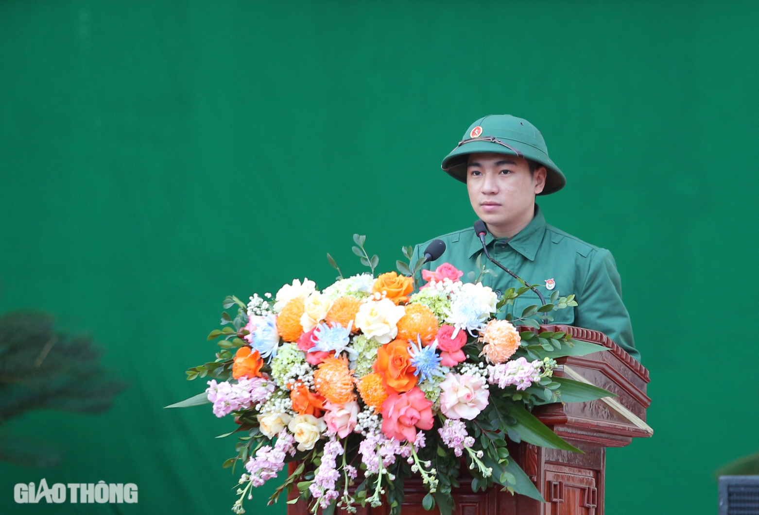 Tân binh chia tay người thân phấn khởi lên đường nhập ngũ- Ảnh 23.